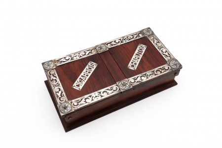 Caixa de cigarros e charutos em pau santo com aplicações de prata recortada na tampa articulada